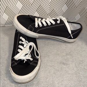 Hurley Ceta sneakers women’s Black Canvas size 8 1/2 or 8.5 black White Laces